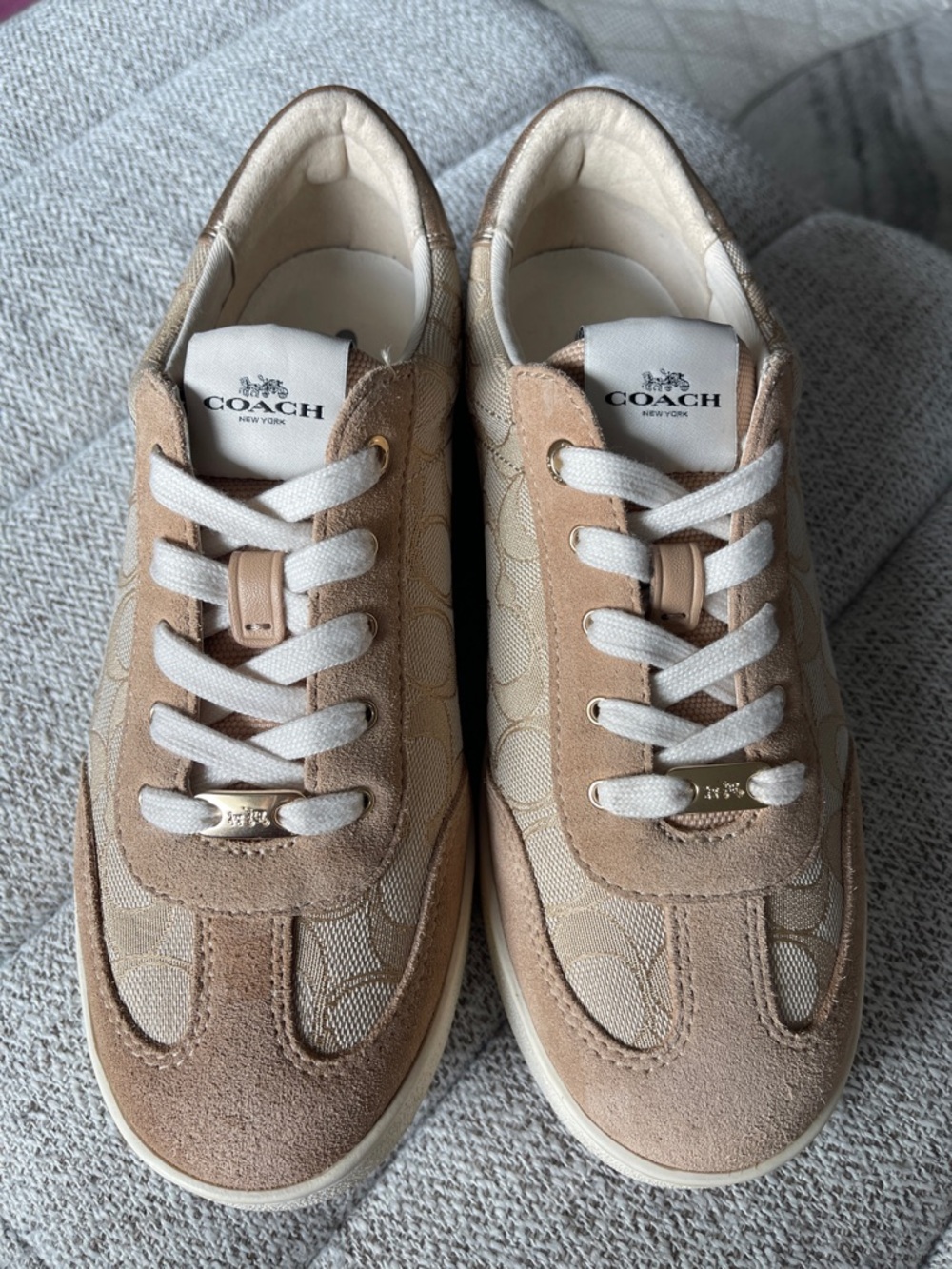 Coach Beige and White Logo Suede Low-Top Sneakers Size 8
